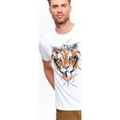 T-SHIRT MĘSKI Z GEOMETRYCZNYM NADRUKIEM. Bluzki z długim rękawem TOP SECRET. W wyprzedaży za 14.99 zł.