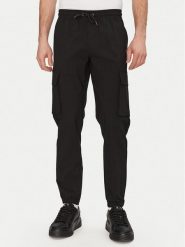 Resteröds Joggery 8231 6225 Czarny Regular Fit. Czarne joggery i bojówki Resteröds, l, bez wzorów, z syntetyku. Za 339.99 zł.
