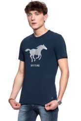 MUSTANG T SHIRT Print Tee DRESS BLUES 1008718 5334. T-shirty Mustang, m, bez wzorów, bez kołnierzyka, bez ramiączek. W wyprzedaży za 39.99 zł.