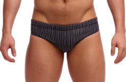 Kąpielówki męskie Funky Trunks Pin Stripe - slipy. Czarne slipy i bokserki Funky Trunks, l, bez wzorów, z materiału. Za 139.00 zł.