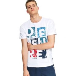 T-SHIRT Z NADRUKIEM. Białe bluzki z długim rękawem TOP SECRET, l, bez wzorów, z bawełny, bez kołnierzyka, bez ramiączek. W wyprzedaży za 29.99 zł.
