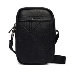 Saszetka Calvin Klein. Czarne torby na ramię CALVIN KLEIN, bez wzorów, małe, bez dodatków. Za 329.99 zł.