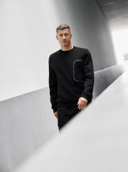 4F Bluza dresowa regular bez kaptura męska 4F x Robert Lewandowski - czarna M. Czarne bluzy bez kaptura 4F, m, bez wzorów, z bawełny, bez kaptura. Za 189.99 zł.