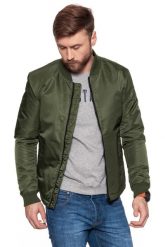 KURTKA WRANGLER STRAIGHT BOMBER DUSTY OLIVE W4743WT45. Zielone kurtki Wrangler, l, z aplikacjami, bez kaptura. Za 229.99 zł.