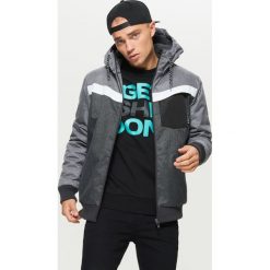 Kurtka z asymetryczną kieszenią - Szary. Kurtki marki Under Armour. W wyprzedaży za 179.99 zł.