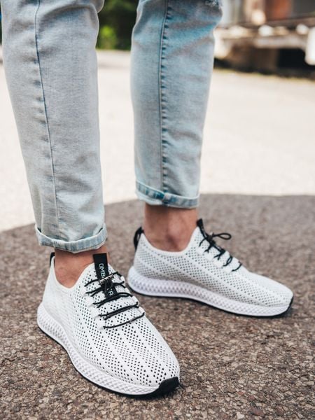 Buty męskie wsuwane sneakersy z siateczki - białe V7 - Rozmiar: 41. Białe buty sportowe casual Ombre Clothing, w ażurowe wzory, z gumy, bez zapięcia. W wyprzedaży za 99.99 zł.