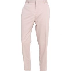 Calvin Klein PAVEL Spodnie garniturowe pink. Eleganckie spodnie marki CALVIN KLEIN. Za 549.00 zł.