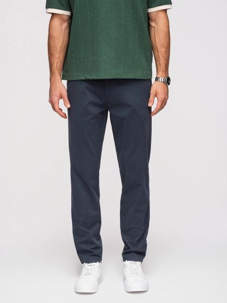 Męskie jednolite spodnie chino REGULAR FIT – granatowe V4 - Rozmiar: S. Niebieskie eleganckie spodnie Ombre Clothing, do pracy, m, z bawełny, biznesowe. W wyprzedaży za 237.99 zł.