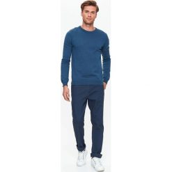 SPODNIE MĘSKIE TYPU BASIC Z PIĘCIOMA KIESZENIAMI O REGULARNYM KROJU. Spodnie materiałowe marki TOP SECRET. W wyprzedaży za 39.99 zł.