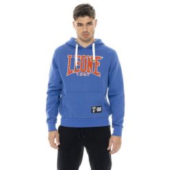 Herren-Winter-Kapuzenpullover zum Überziehen mit New Era 1947 Leone Flockdruck. Niebieskie bluzy LEONE 1947 APPAREL, bez wzorów, z bawełny, bez kaptura. W wyprzedaży za 162.09 zł.