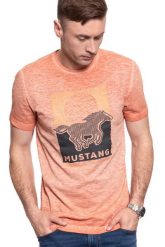 MUSTANG T SHIRT Alex C Print 1009524 7103. T-shirty Mustang, m, bez wzorów, bez kołnierzyka, bez ramiączek. W wyprzedaży za 39.99 zł.