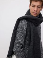Szalik z domieszką wełny - czarny. Czarne szaliki Reserved, bez wzorów, z wełny. W wyprzedaży za 49.99 zł.