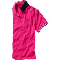 Shirt polo bonprix ciemnoróżowy. Czerwone koszulki polo marki bonprix, z bawełny, z kontrastowym kołnierzykiem. Za 24.99 zł.