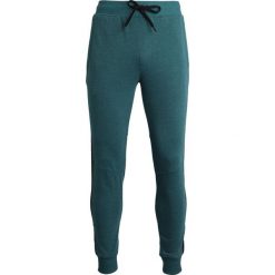 Under Armour Spodnie męskie THREADBORNE TERR JOGGER zielone r. XL (1310577-296). Joggery i bojówki marki Under Armour. Za 223.98 zł.