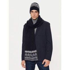 Czapka Guess. Niebieskie czapki zimowe Guess, z aplikacjami. Za 569.99 zł.