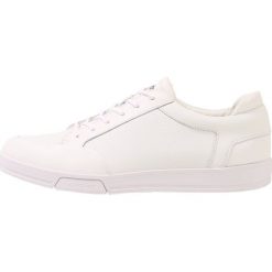 Calvin Klein BALIN Sneakersy niskie white. Buty sportowe casual marki CALVIN KLEIN. Za 719.00 zł.
