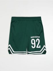 Szorty z napisem Manchester - zielony. Zielone krótkie spodenki sportowe Sinsay, l, bez wzorów. W wyprzedaży za 22.99 zł.