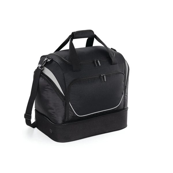 Torba sportowa z kieszeniami Quadra Hardbase. Czarne torby na ramię QUADRA, bez wzorów, z materiału, na ramię, z nadrukiem, bez dodatków. Za 190.70 zł.
