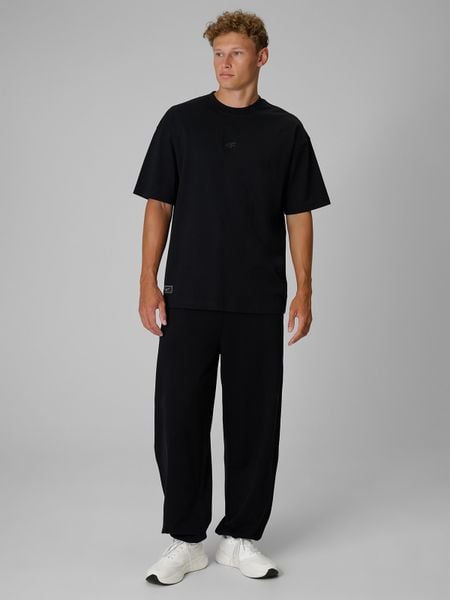 4F Regular Size: Spodnie dresowe joggery 4F | Tomasz Fornal - czarne S. Czarne joggery i bojówki 4F, m, bez wzorów, z dresówki. Za 199.99 zł.