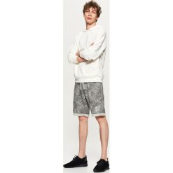Dresowe szorty z nadrukiem - Jasny szary. Krótkie spodenki sportowe Cropp. W wyprzedaży za 49.99 zł.