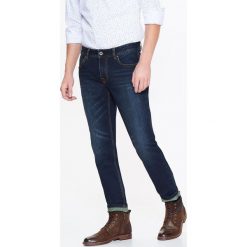 SPODNIE MĘSKIE JEANS O DOPASOWANYM KROJU. Spodnie materiałowe marki TOP SECRET. W wyprzedaży za 79.99 zł.