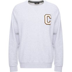 Calvin Klein KAMUS BADGE Bluza grey. Bluzy marki CALVIN KLEIN. W wyprzedaży za 411.75 zł.