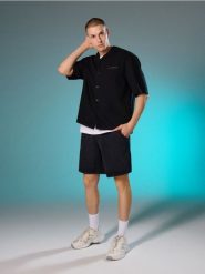 Koszula relaxed z krótkim rękawem z domieszką lnu - czarny. Czarne koszule Sinsay, l, bez wzorów, bez kołnierzyka, bez ramiączek. Za 59.99 zł.