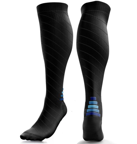 Skarpety kompresyjne uciskowe – bieganie, podróże, sport, regeneracja. Czarne skarpetki sportowe AZENGEAR, bez wzorów, z elastanu. Za 110.95 zł.