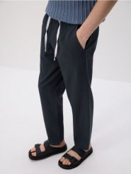 Bawełniane spodnie jogger - granatowy. Niebieskie joggery i bojówki Reserved, l, bez wzorów, z bawełny. W wyprzedaży za 69.99 zł.