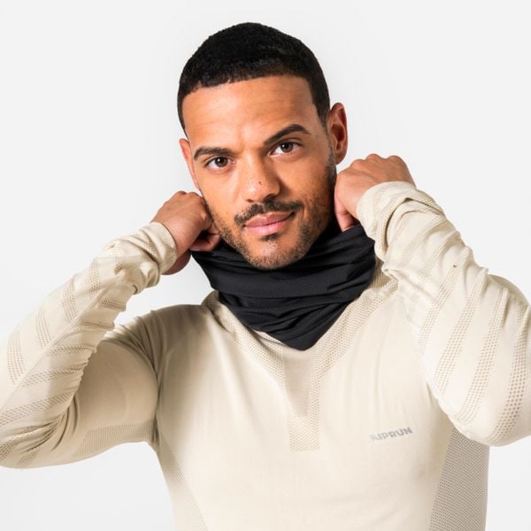 Komin do biegania Kiprun Warm+ ocieplany. Czarne szaliki KIPRUN, bez wzorów, z materiału. Za 44.99 zł.
