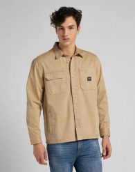 MĘSKA KOSZULA MATERIAŁOWA LEE BOX POCKET OVERSHIRT SERVICE SAND L68LQPOY 112117194. Koszule Lee, l, bez wzorów, z materiału, bez kołnierzyka, bez ramiączek. Za 159.99 zł.