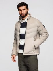 Kurtka męska pikowana z łączonych materiałów z wysokim kołnierzem – beżowa V4 - Rozmiar: L. Brązowe kurtki Ombre Clothing, l, z aplikacjami, z gumy, bez kaptura. W wyprzedaży za 197.99 zł.