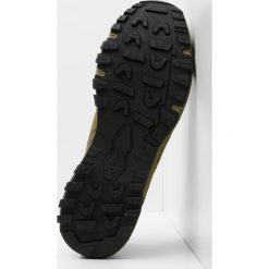 ASICS GELFUJIRADO Obuwie do biegania treningowe martini olive/aloe/black. Buty do biegania marki ASICS, z gumy. W wyprzedaży za 405.30 zł.