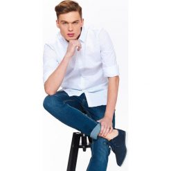 KOSZULA MĘSKA O DOPASOWANYM KROJU Z NADRUKOWANYM WZOREM I KOŁNIERZYKIEM TYPU KENT. Koszule TOP SECRET. W wyprzedaży za 69.99 zł.