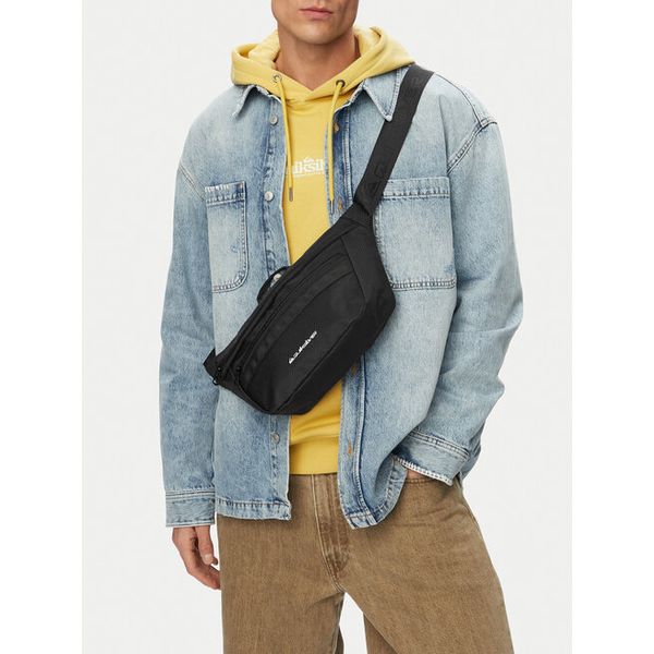 Nerka Quiksilver. Czarne saszetki i nerki Quiksilver, bez wzorów. Za 59.99 zł.