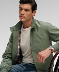 Superdry Klasyczna kurtka Harrington relaxed fit – Lily Pad Green. Zielone kurtki Superdry, s, z aplikacjami, z materiału, bez kaptura. Za 407.60 zł.