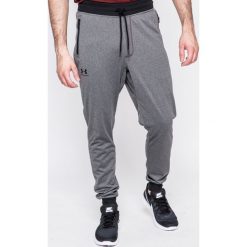 Under Armour - Spodnie Sportstle. Spodnie treningowe długie Under Armour. W wyprzedaży za 179.90 zł.