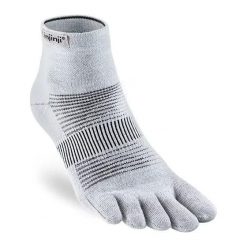 Skarpetki Injinji Lightweight Mini-Crew. Szare skarpety Injinji, bez wzorów, ze skóry. Za 132.00 zł.