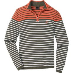 Sweter ze stójką w paski, z bawełny z recyclingu bonprix ciemnooliwkowo-ciemnopomarańczowo-biel wełny w paski. Swetry nierozpinane marki bonprix. Za 74.99 zł.