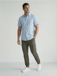 Spodnie jogger cargo - khaki. Brązowe joggery i bojówki Sinsay, bez wzorów. Za 59.99 zł.