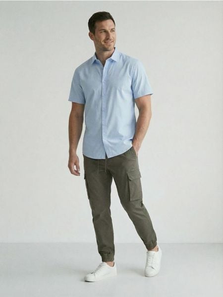 Spodnie jogger cargo - khaki. Brązowe joggery i bojówki Sinsay, bez wzorów. Za 59.99 zł.