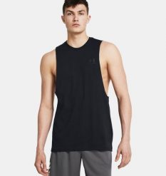 UNDER ARMOUR UA SPORTSTYLE LC SS Koszulka męska treningowa. Czarne t-shirty sportowe Under Armour, bez wzorów, z materiału, bez ramiączek, na fitness i siłownię. Za 129.99 zł.