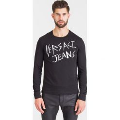 CZARNY LONGSLEEVE VERSACE JEANS Z BIAŁYM NADRUKIEM. Czarne bluzki z długim rękawem Versace Jeans, l, bez wzorów, z jeansu, bez kołnierzyka, bez ramiączek. Za 269.50 zł.