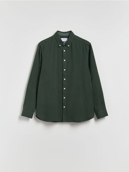 Bawełniana koszula slim fit - ciemnozielony. Zielone koszule Reserved, l, bez wzorów, z bawełny, bez kołnierzyka, bez ramiączek. W wyprzedaży za 39.99 zł.