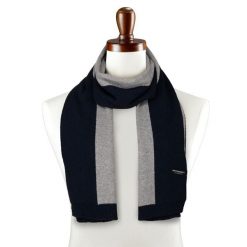 Modny szal na zimę o minimalistycznym wzorze - Peterson. Szaliki Peterson, bez wzorów, z wełny. Za 59.99 zł.