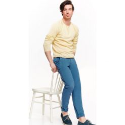 SPODNIE MĘSKIE O KROJU SLIM Z PASKIEM. Eleganckie spodnie TOP SECRET. W wyprzedaży za 49.99 zł.