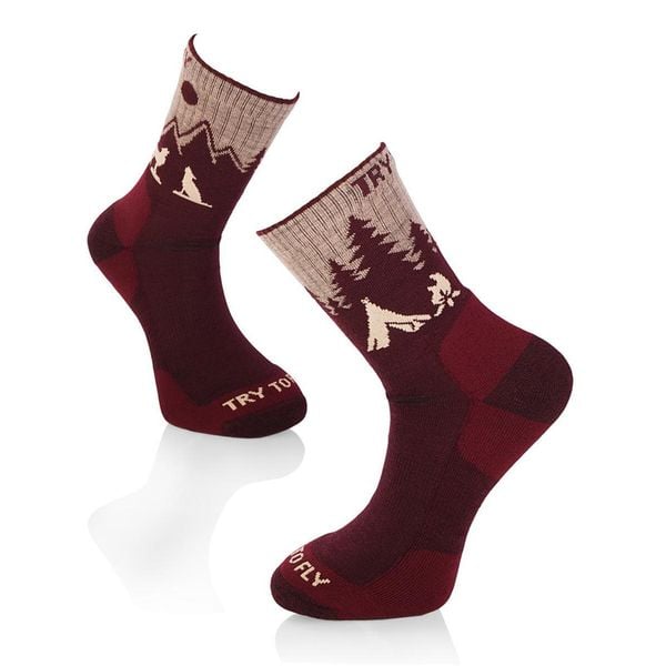 Skarpety turystyczne z wełny merynosów z motywem wilka wiśniowego. Czerwone skarpety TRY TO FLY, bez wzorów, z wełny. W wyprzedaży za 86.06 zł.
