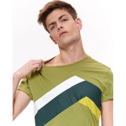 T-SHIRT Z NADRUKIEM. Brązowe bluzki z długim rękawem TOP SECRET, l, bez wzorów, z bawełny, bez kołnierzyka, bez ramiączek. W wyprzedaży za 14.99 zł.