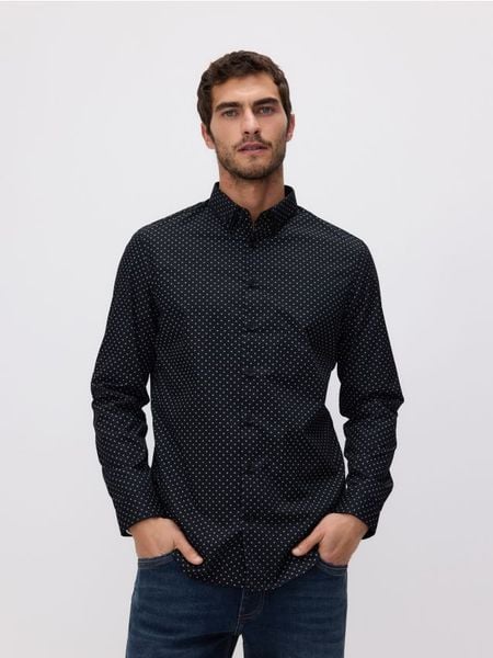 Koszula slim fit z bawełną - czarny. Czarne koszule Reserved, l, bez wzorów, z bawełny, bez kołnierzyka, bez ramiączek. Za 179.99 zł.