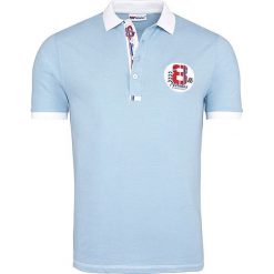 Koszulka polo "Seaside" w kolorze błękitnym. Koszulki polo marki Nebulus, z haftami, polo, z krótkim rękawem. W wyprzedaży za 108.95 zł.